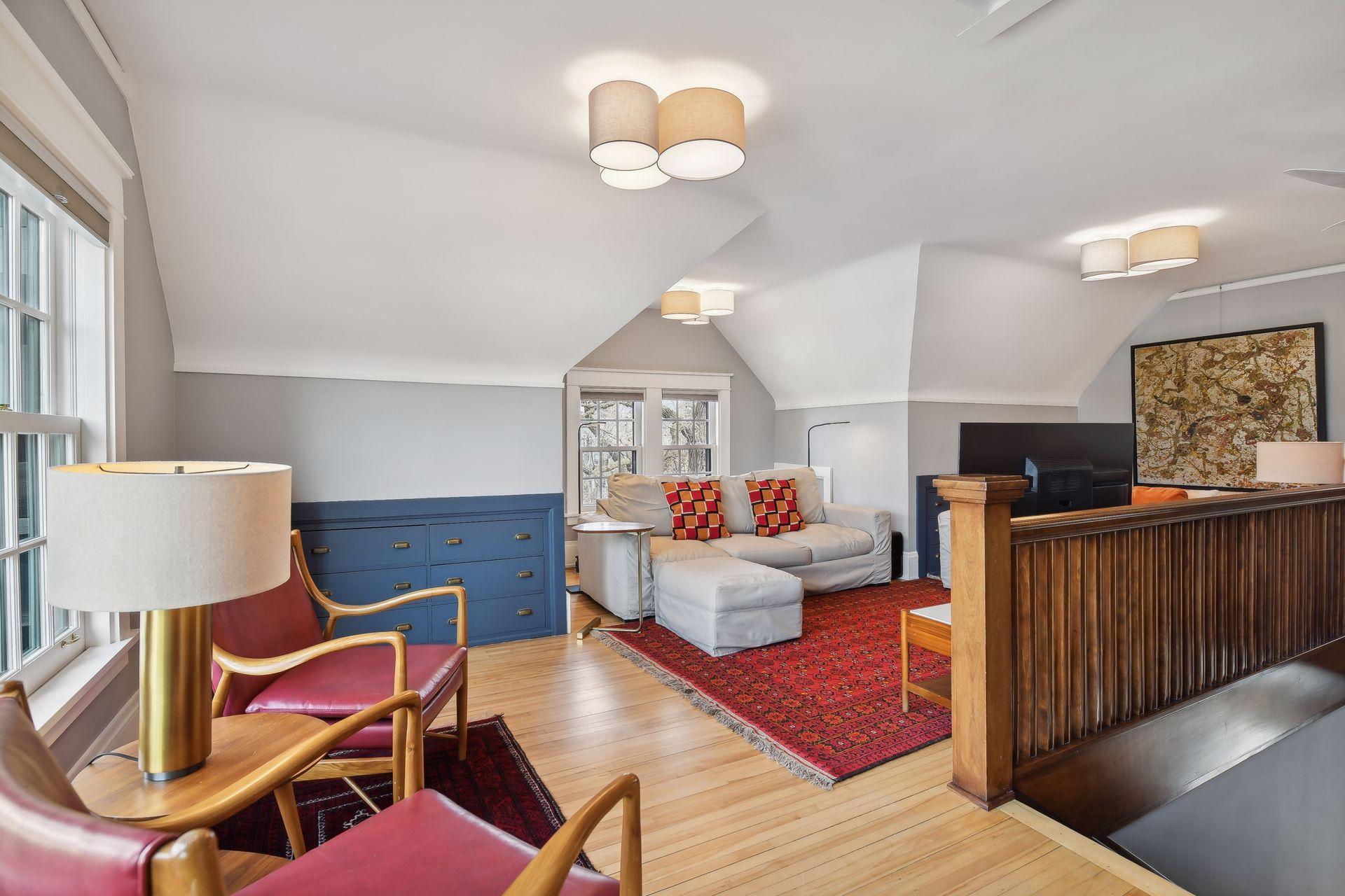 2600 Irving Avenue S