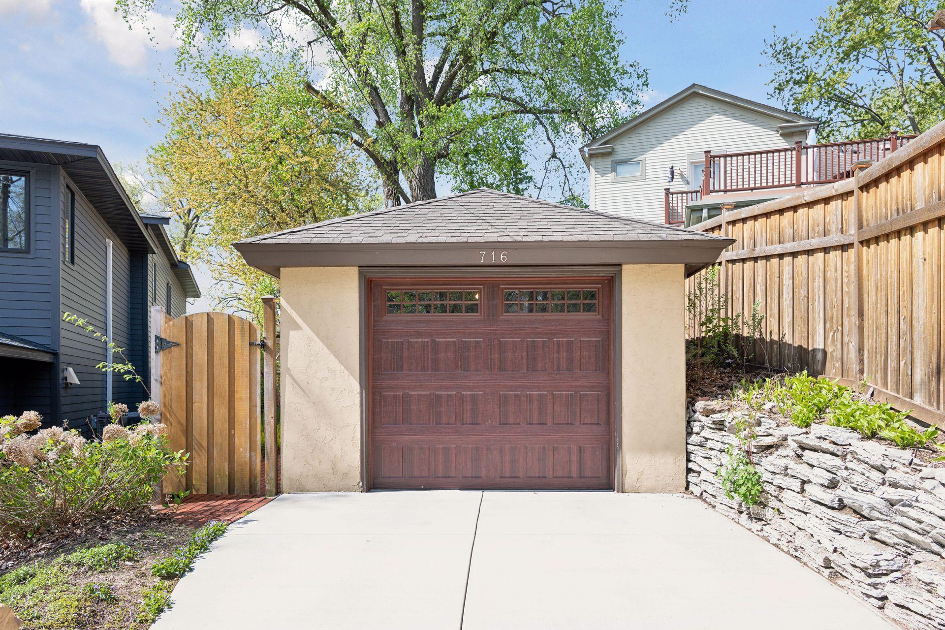 716 E Minnehaha Parkway