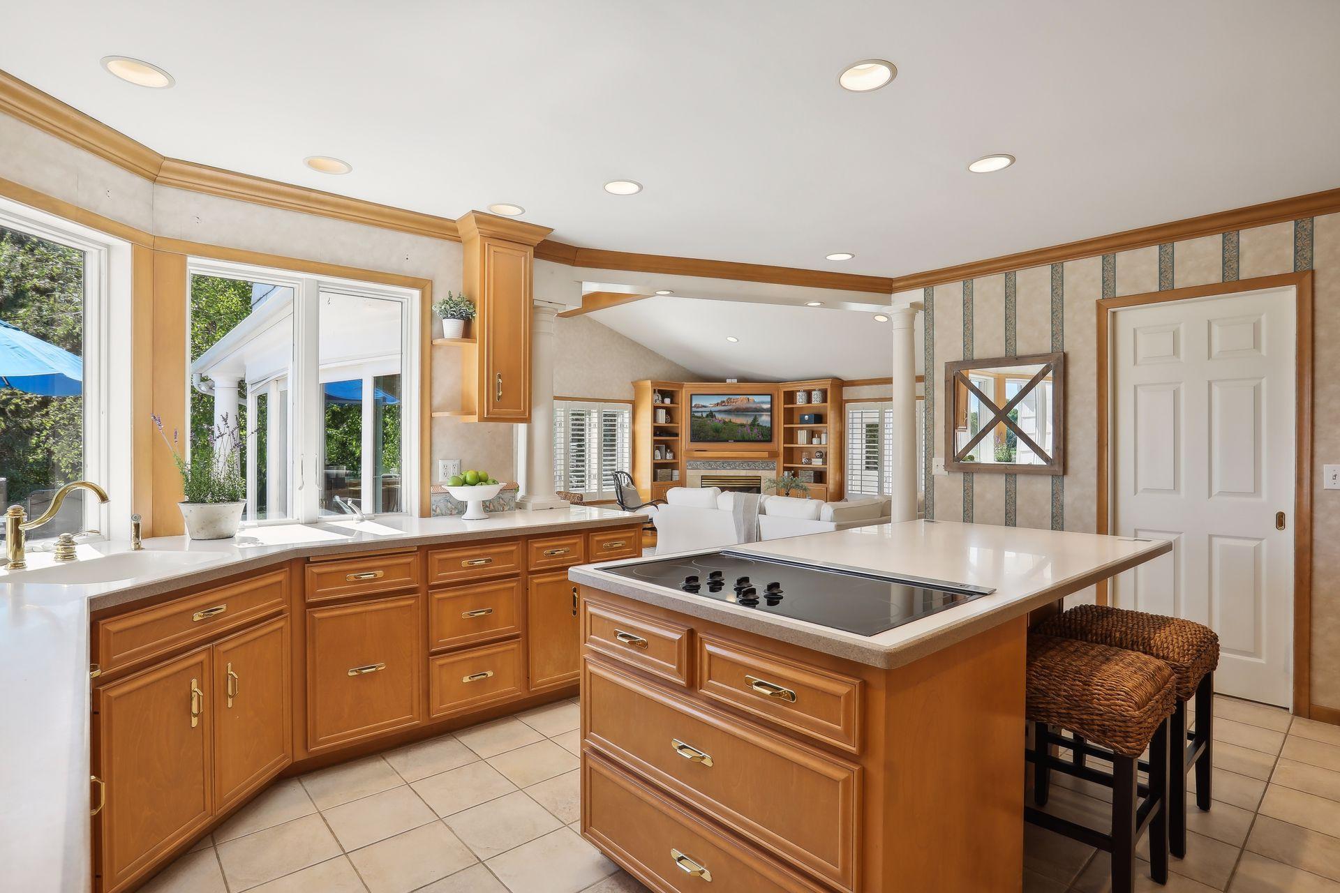 5637 Interlachen Circle