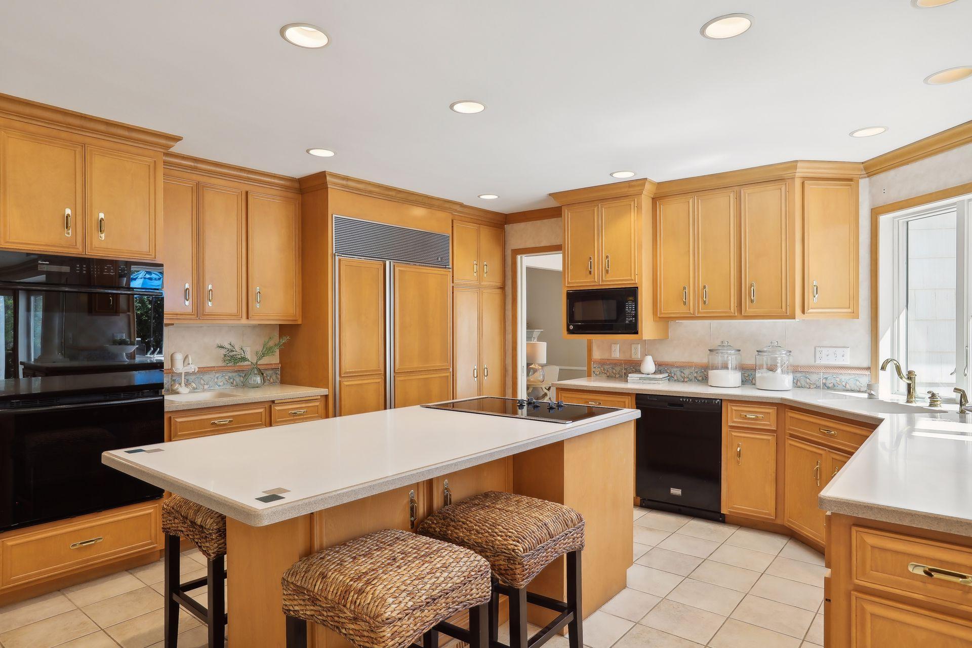 5637 Interlachen Circle