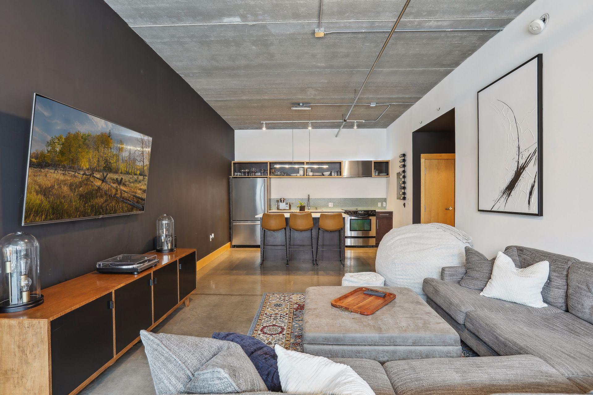 345 6th Avenue N Unit: 201