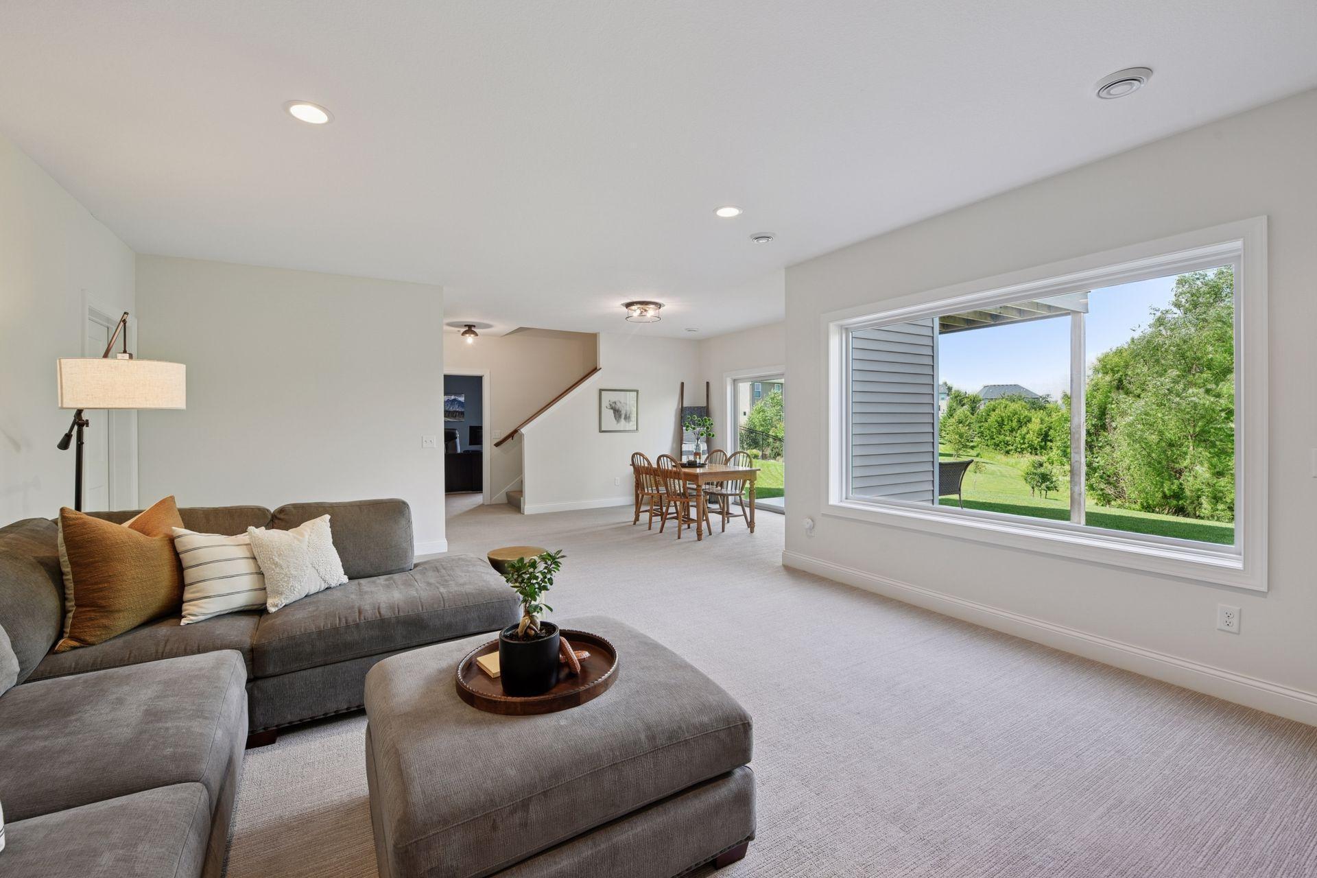 9082 Lakeside Drive