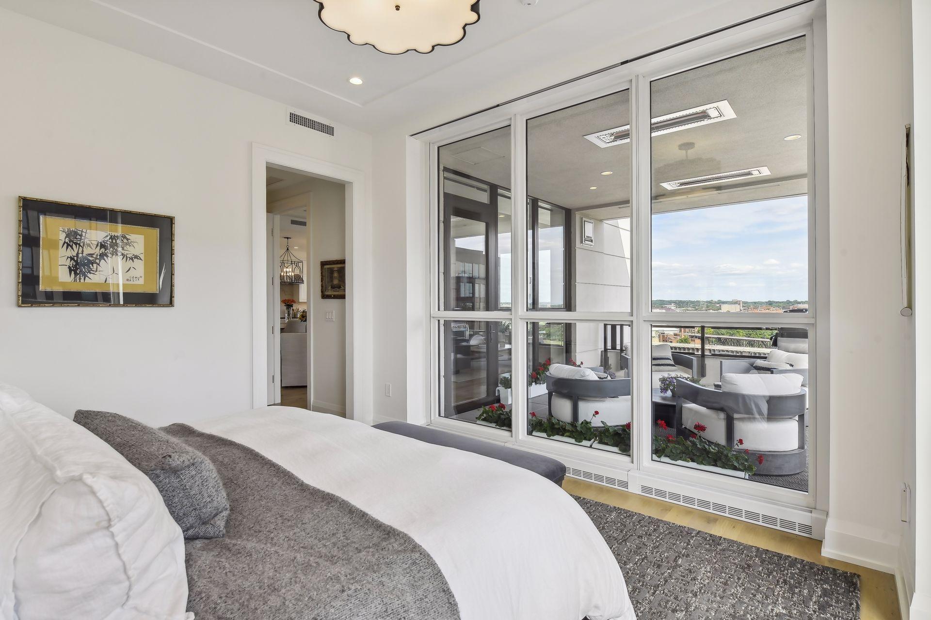 1111 W River Parkway Unit: 14E