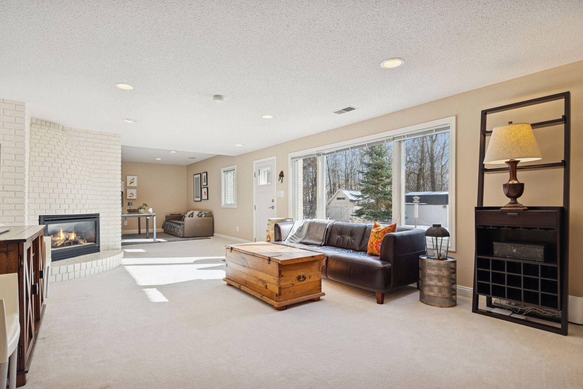 660 Windemere Curve N