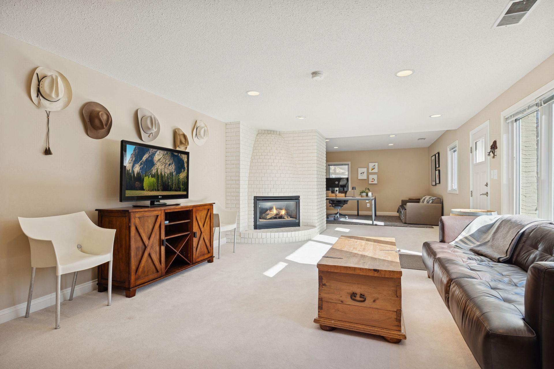 660 Windemere Curve N