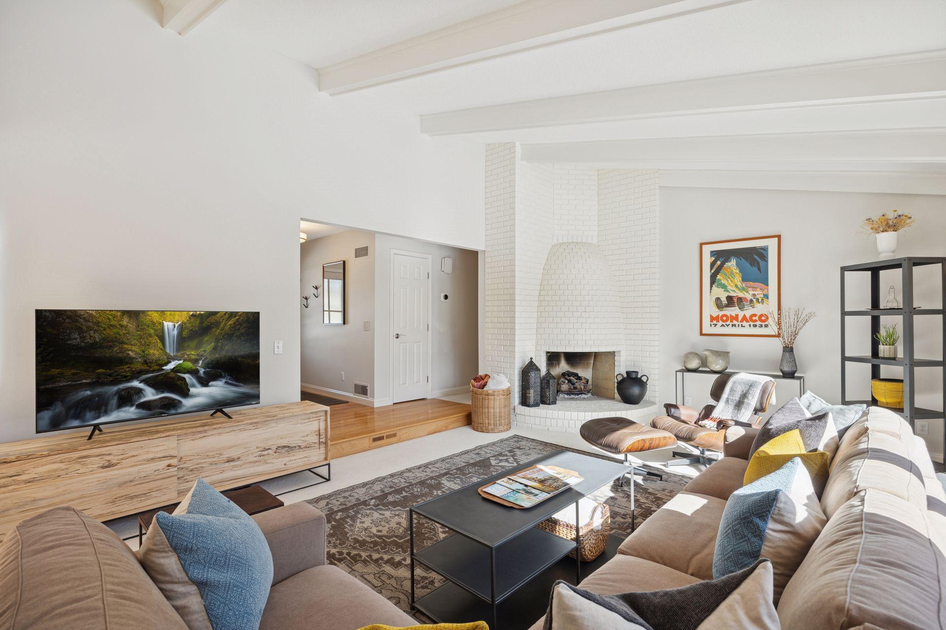 660 Windemere Curve N