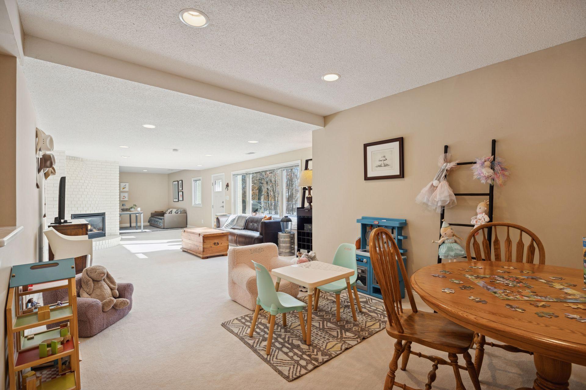 660 Windemere Curve N