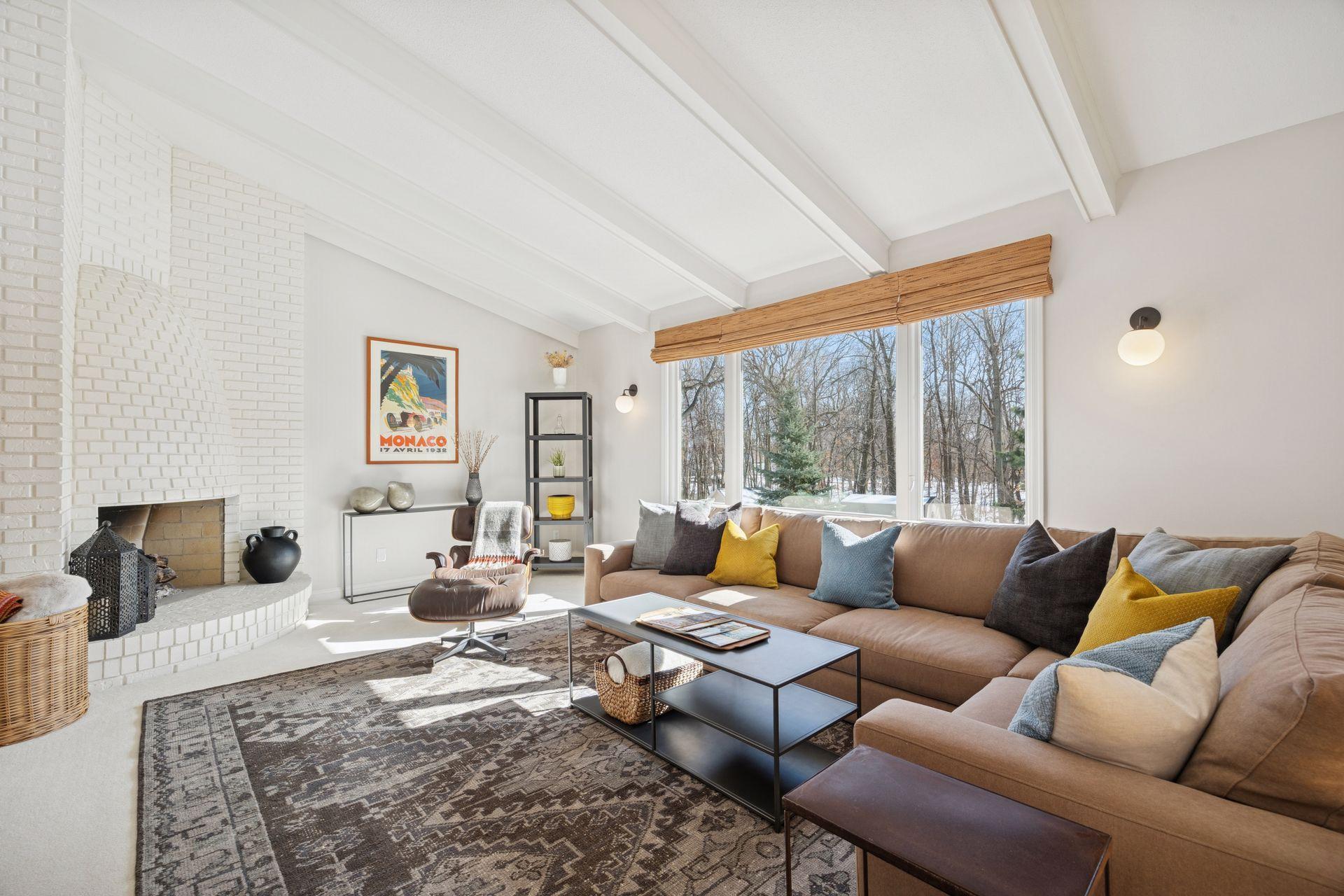 660 Windemere Curve N