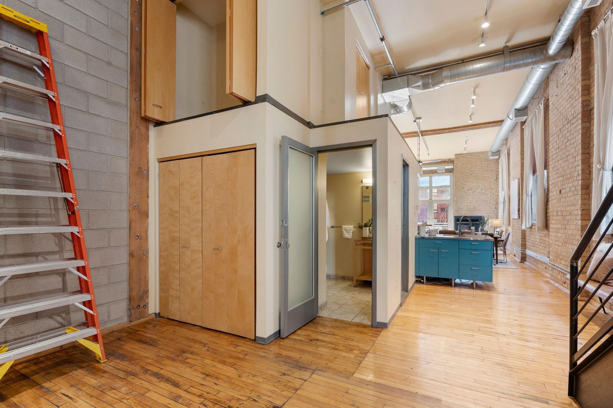 801 Washington Avenue N Unit: 221
