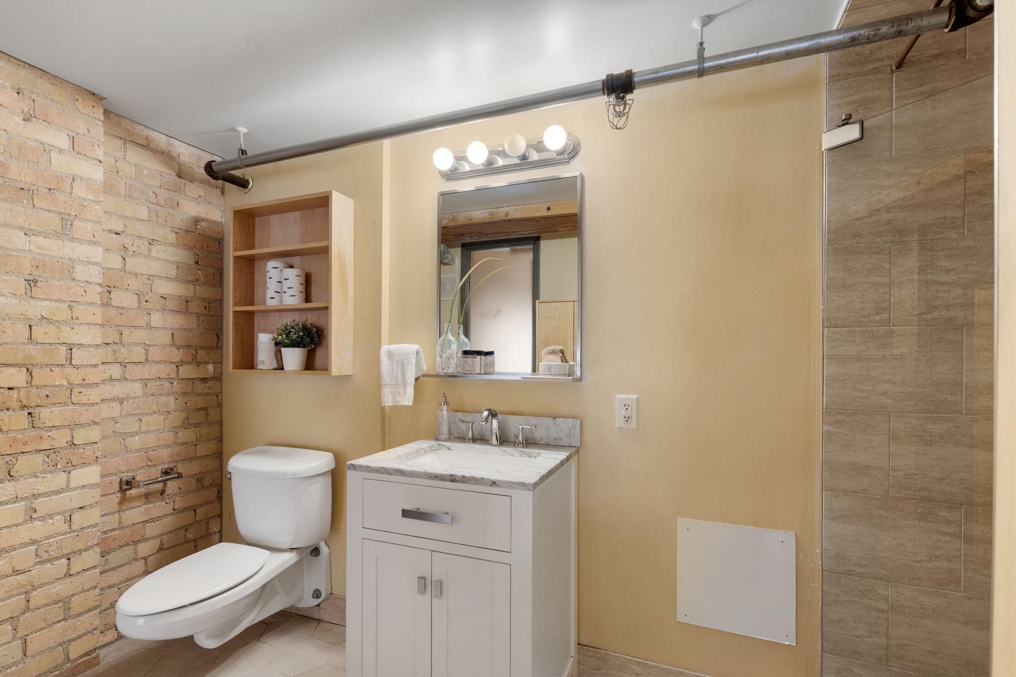 801 Washington Avenue N Unit: 221