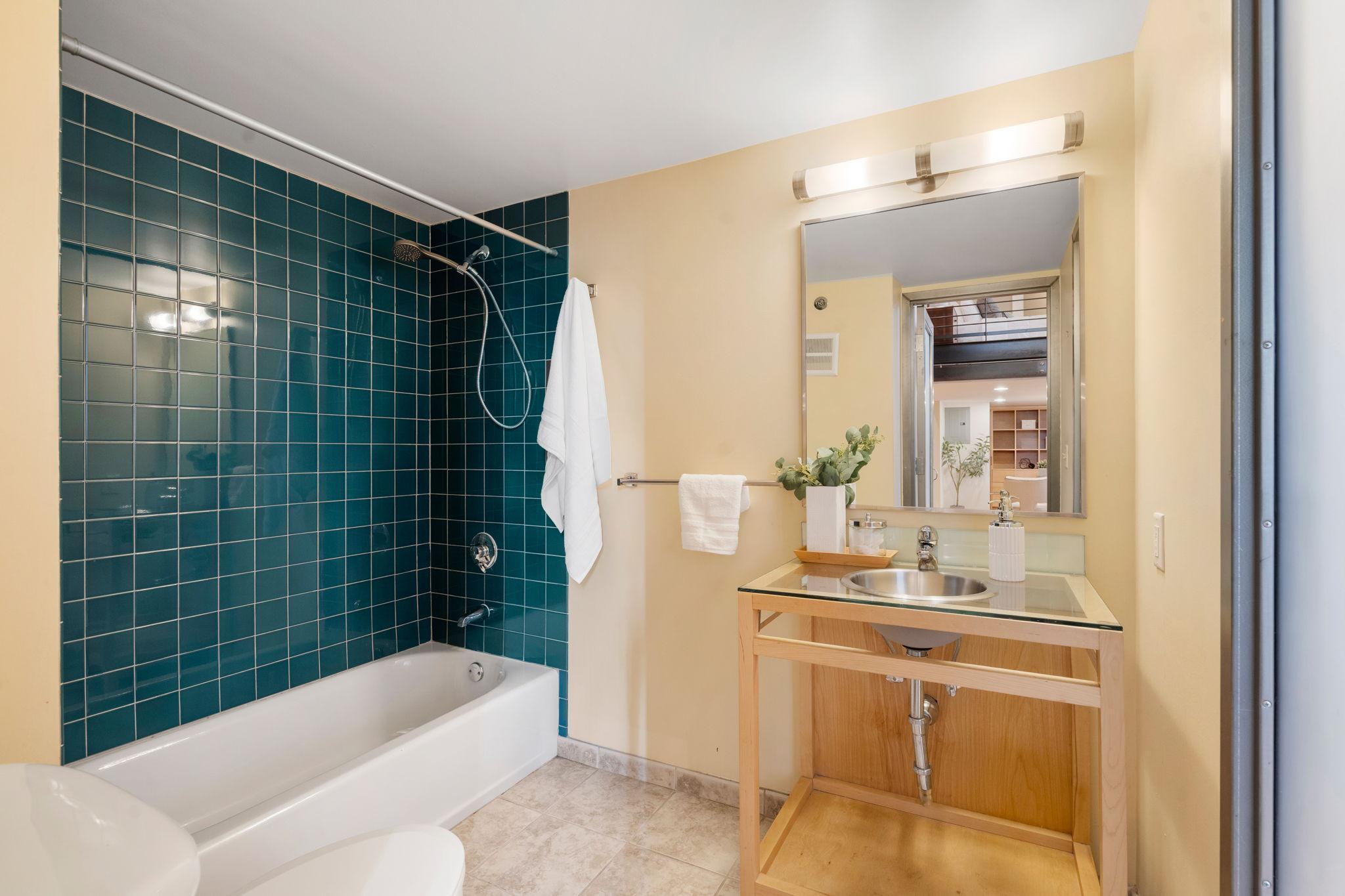 801 Washington Avenue N Unit: 221