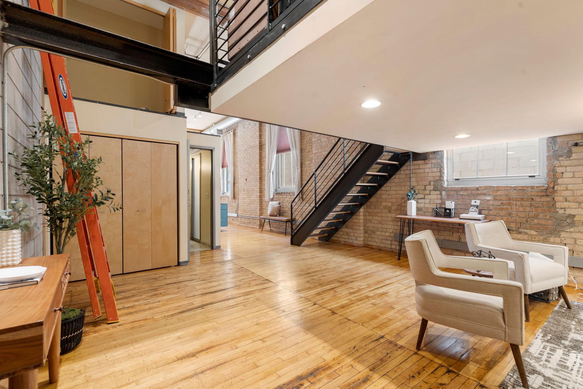 801 Washington Avenue N Unit: 221