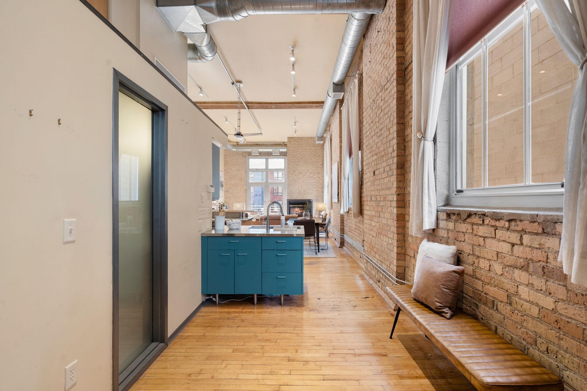 801 Washington Avenue N Unit: 221