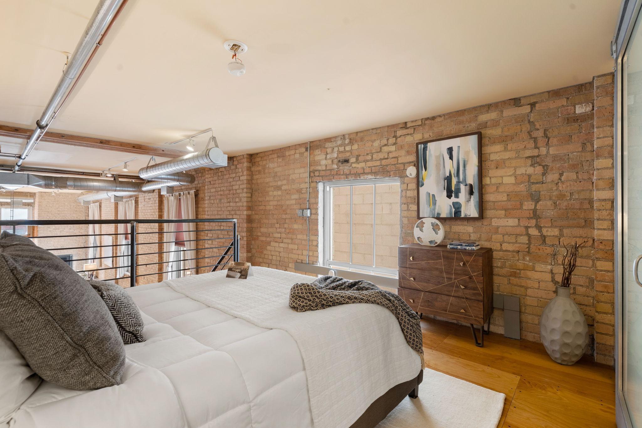 801 Washington Avenue N Unit: 221