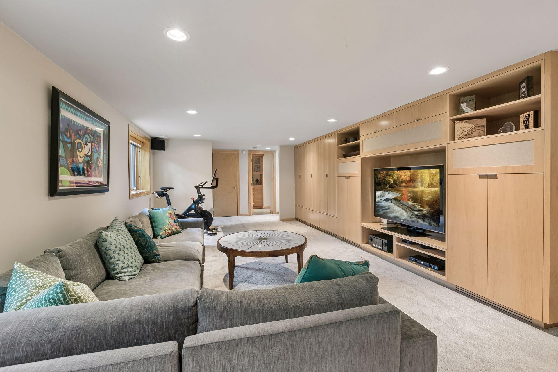 3225 W 38th Street