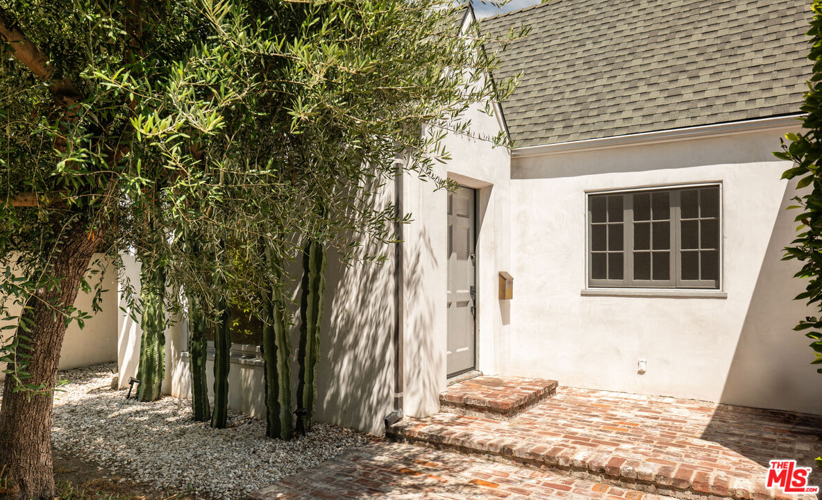 366 Westbourne Dr