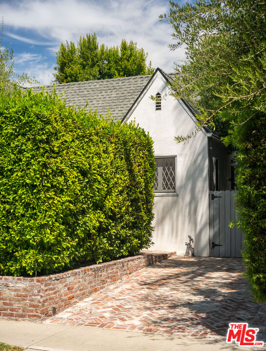 366 Westbourne Dr