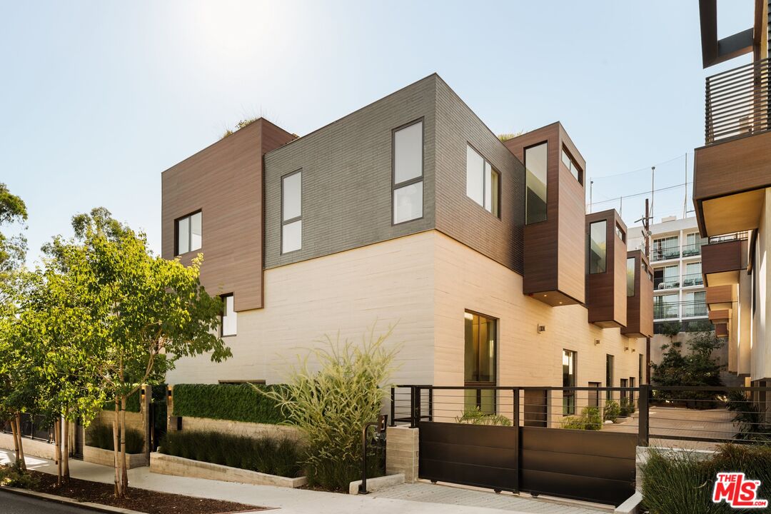 929 Hilldale Ave