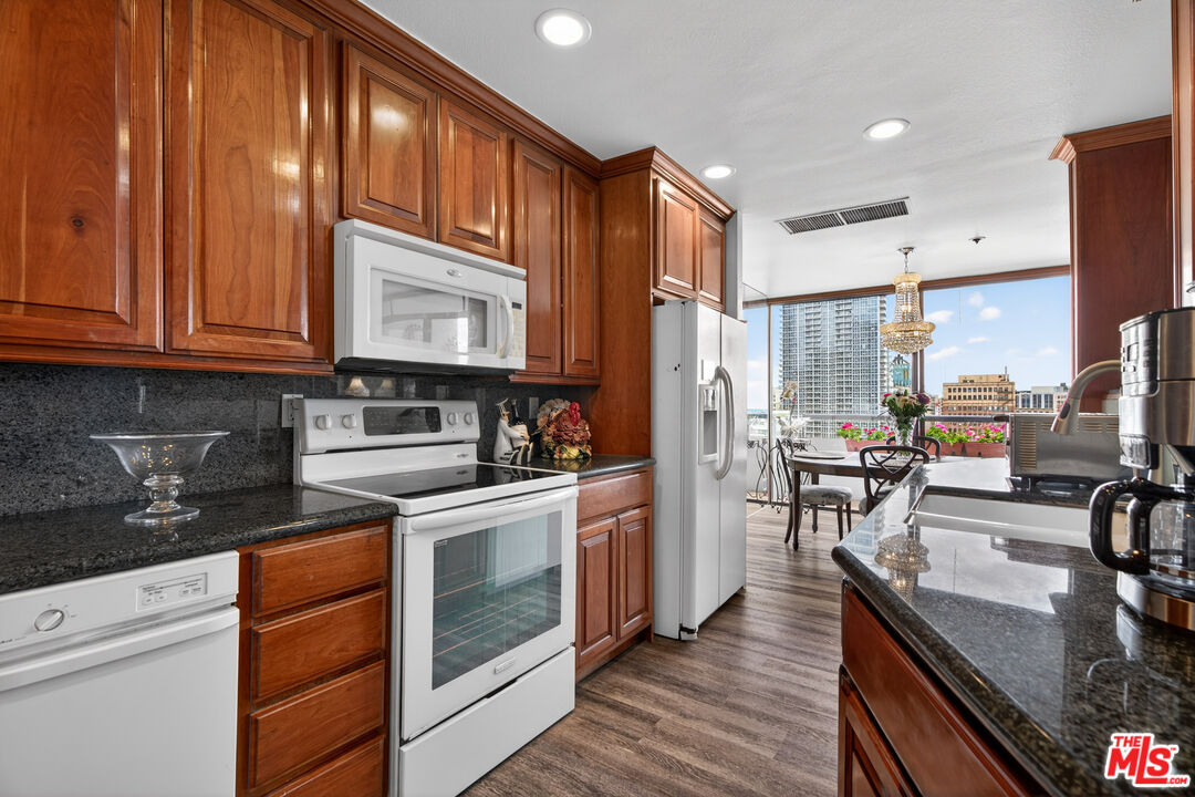 600 W 9th St Unit: 1512