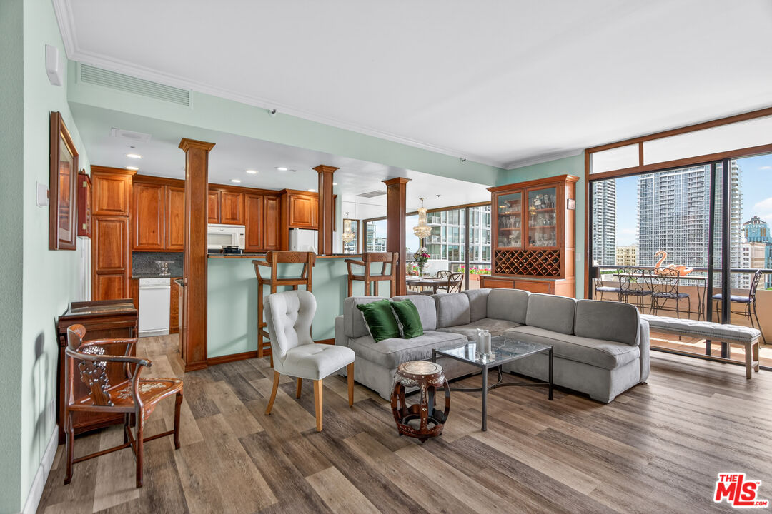600 W 9th St Unit: 1512