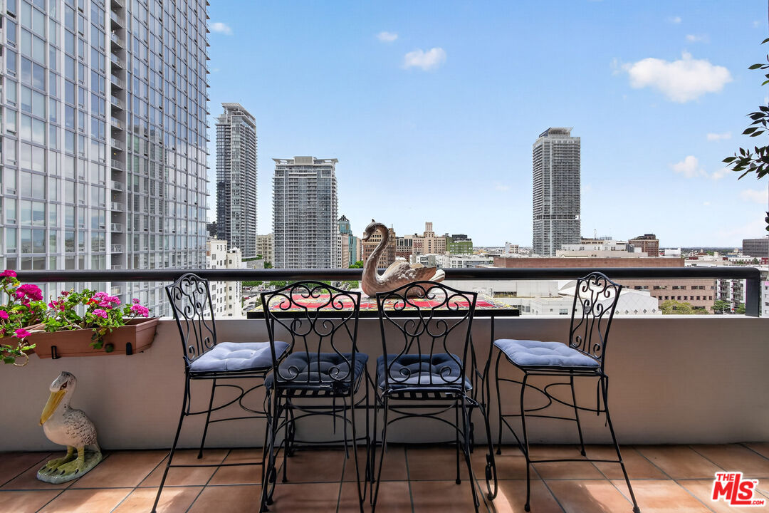 600 W 9th St Unit: 1512