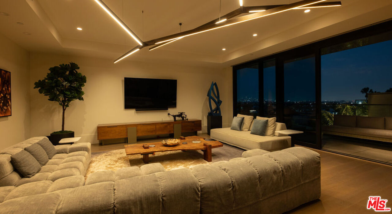 8420 Sunset Blvd Unit: 602