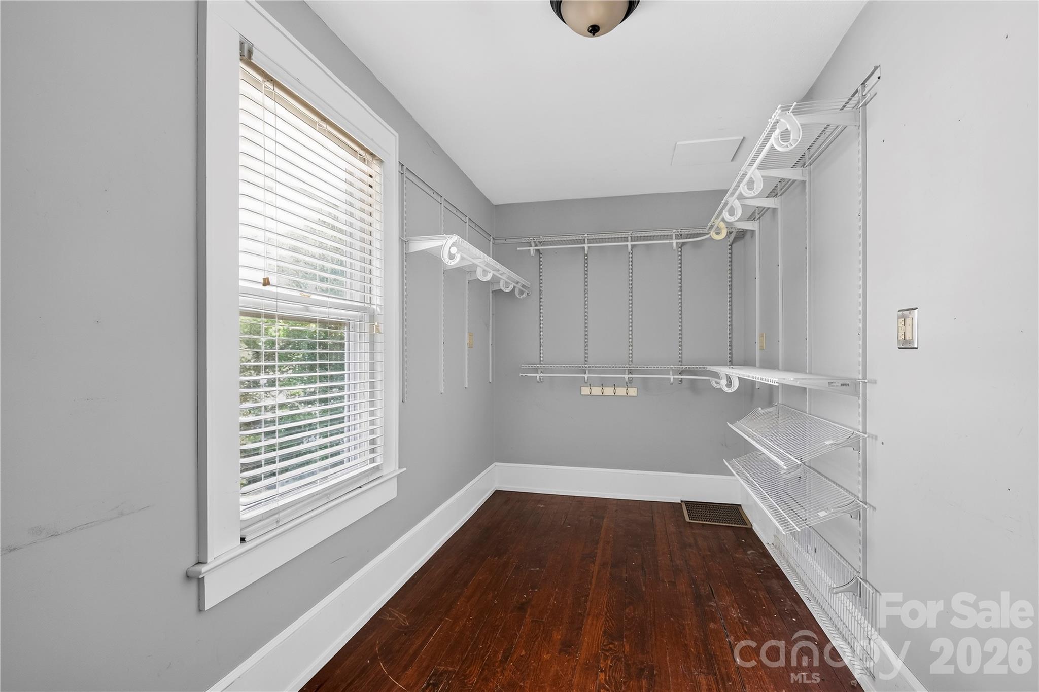 729 5th Avenue W