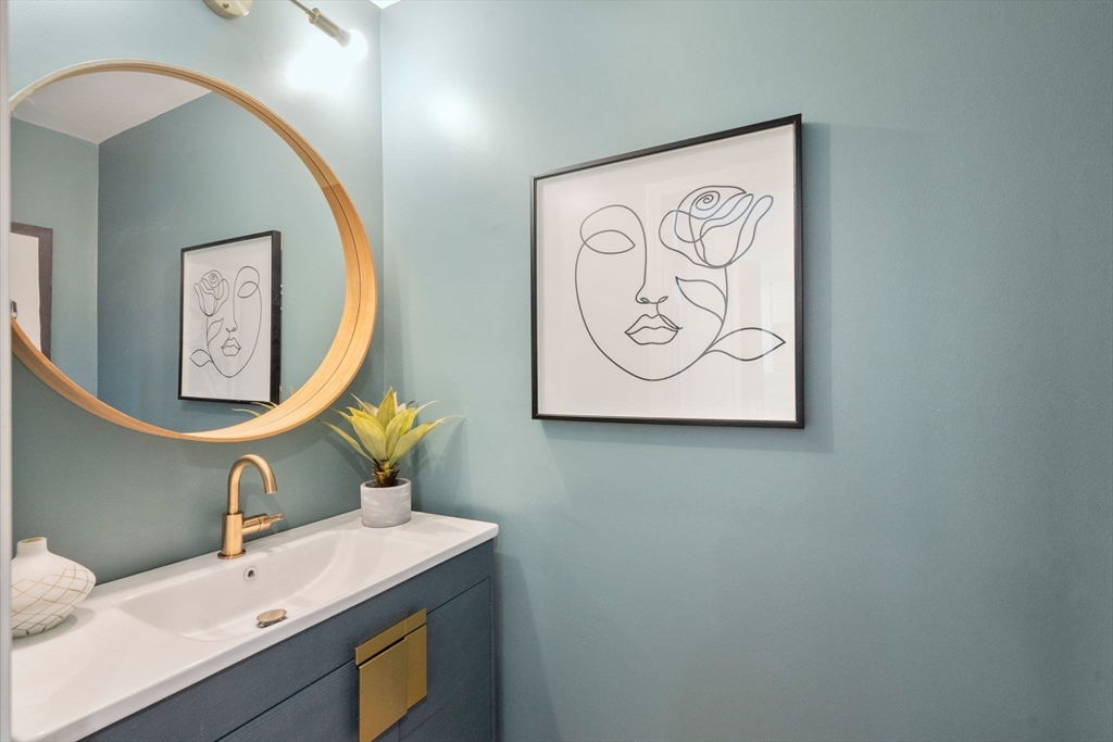 10 Denmark Ln # 10, Needham Unit: 10