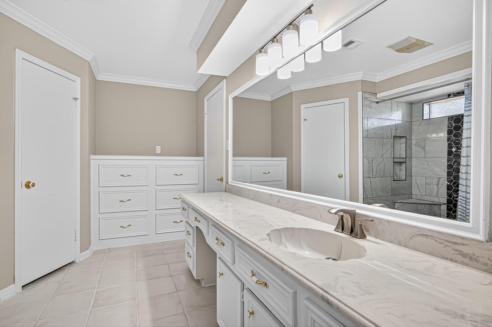 13903 Chevy Chase Drive, Houston