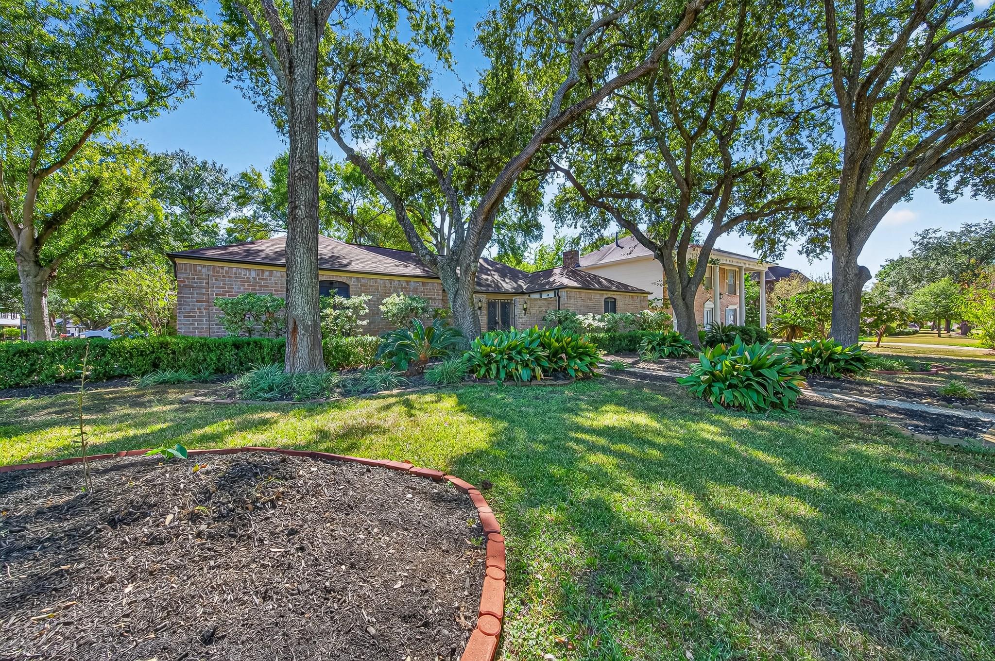 13903 Chevy Chase Drive, Houston