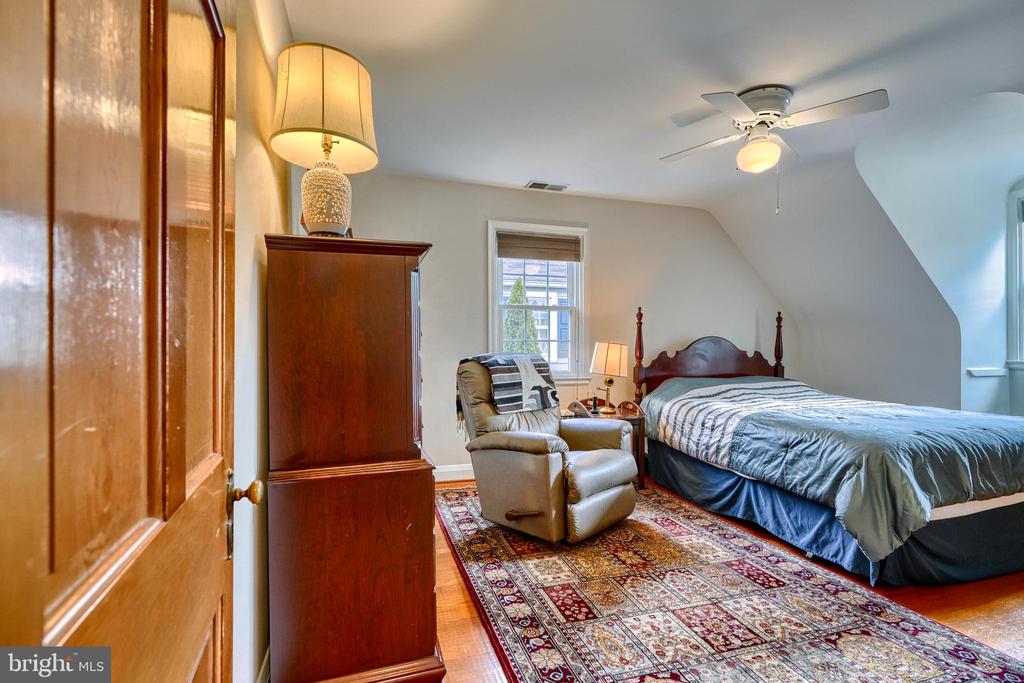 581 WOODBINE AVENUE
