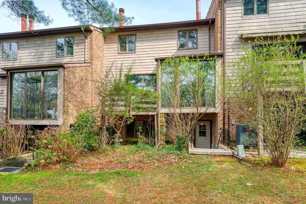 7 HAMPSHIRE WOODS COURT