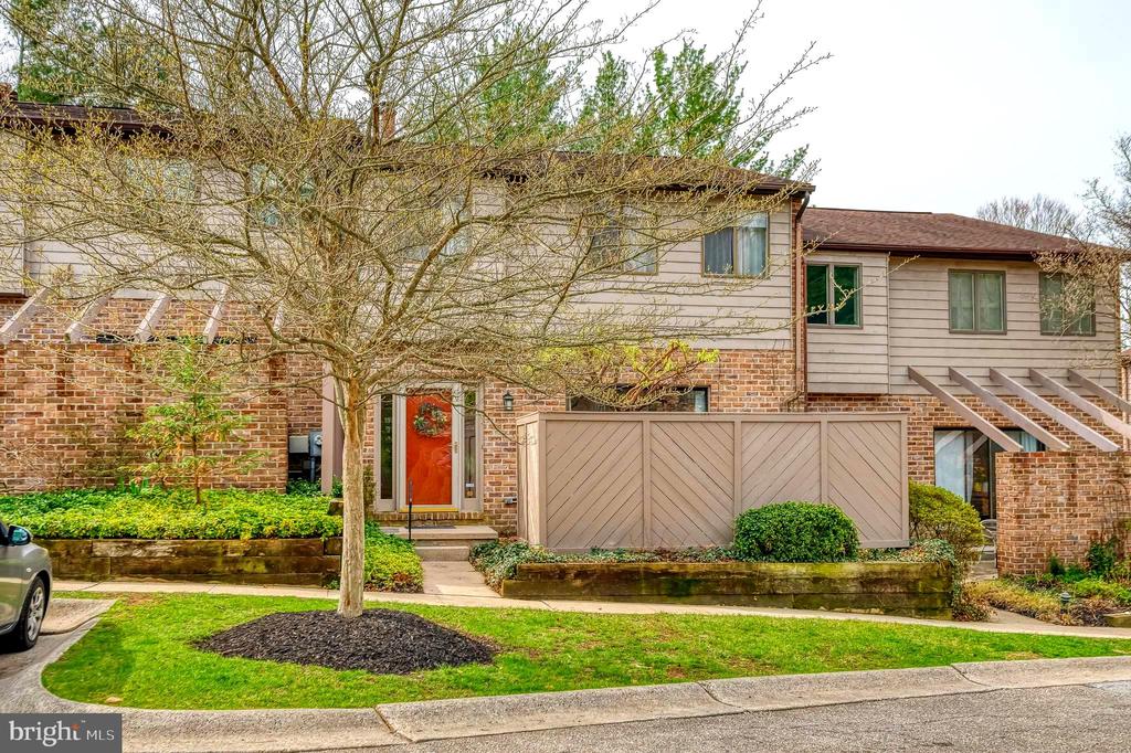7 HAMPSHIRE WOODS COURT