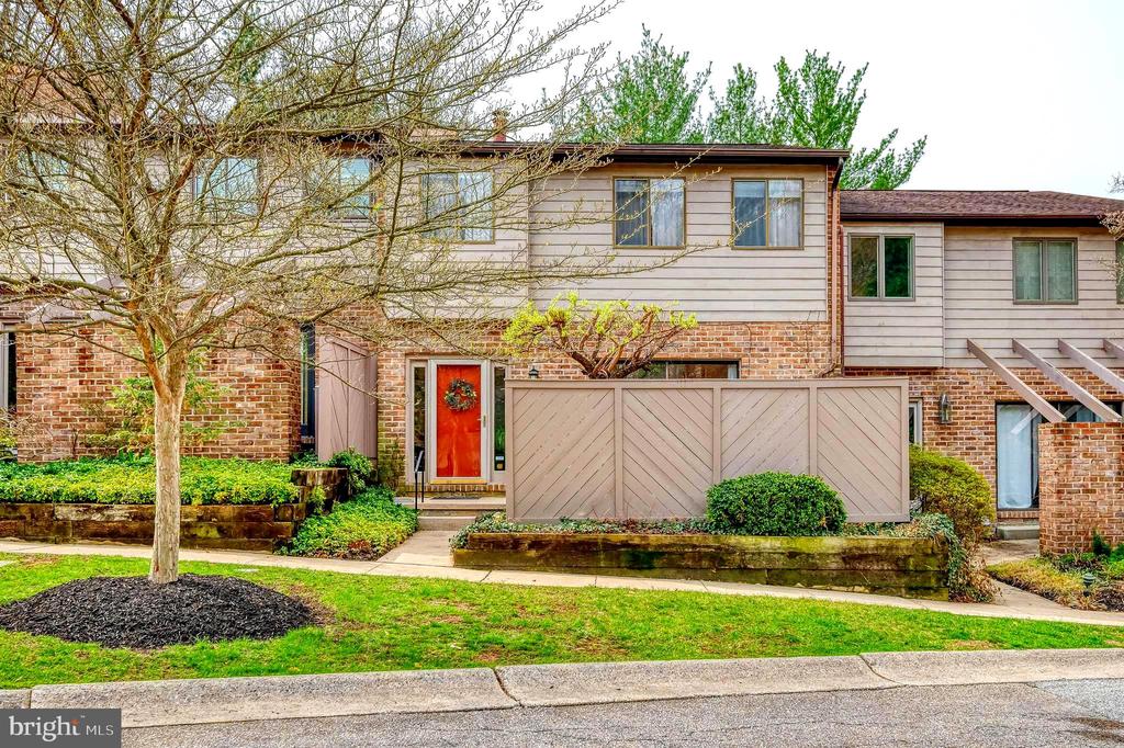 7 HAMPSHIRE WOODS COURT