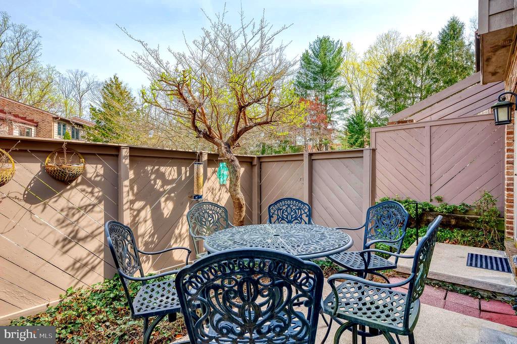 7 HAMPSHIRE WOODS COURT