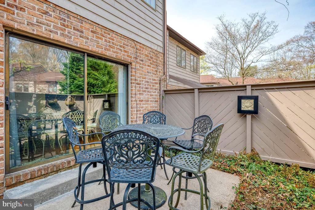 7 HAMPSHIRE WOODS COURT