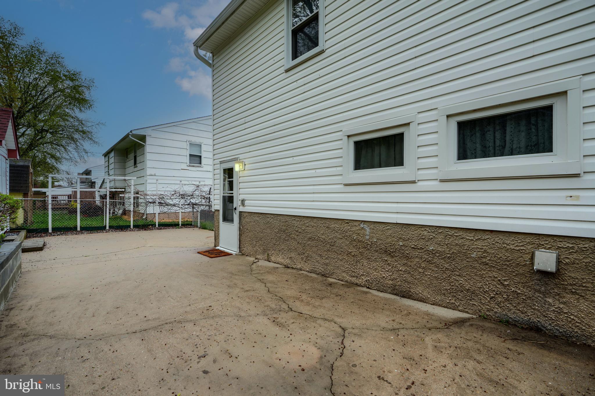 1005 KENILWORTH DRIVE