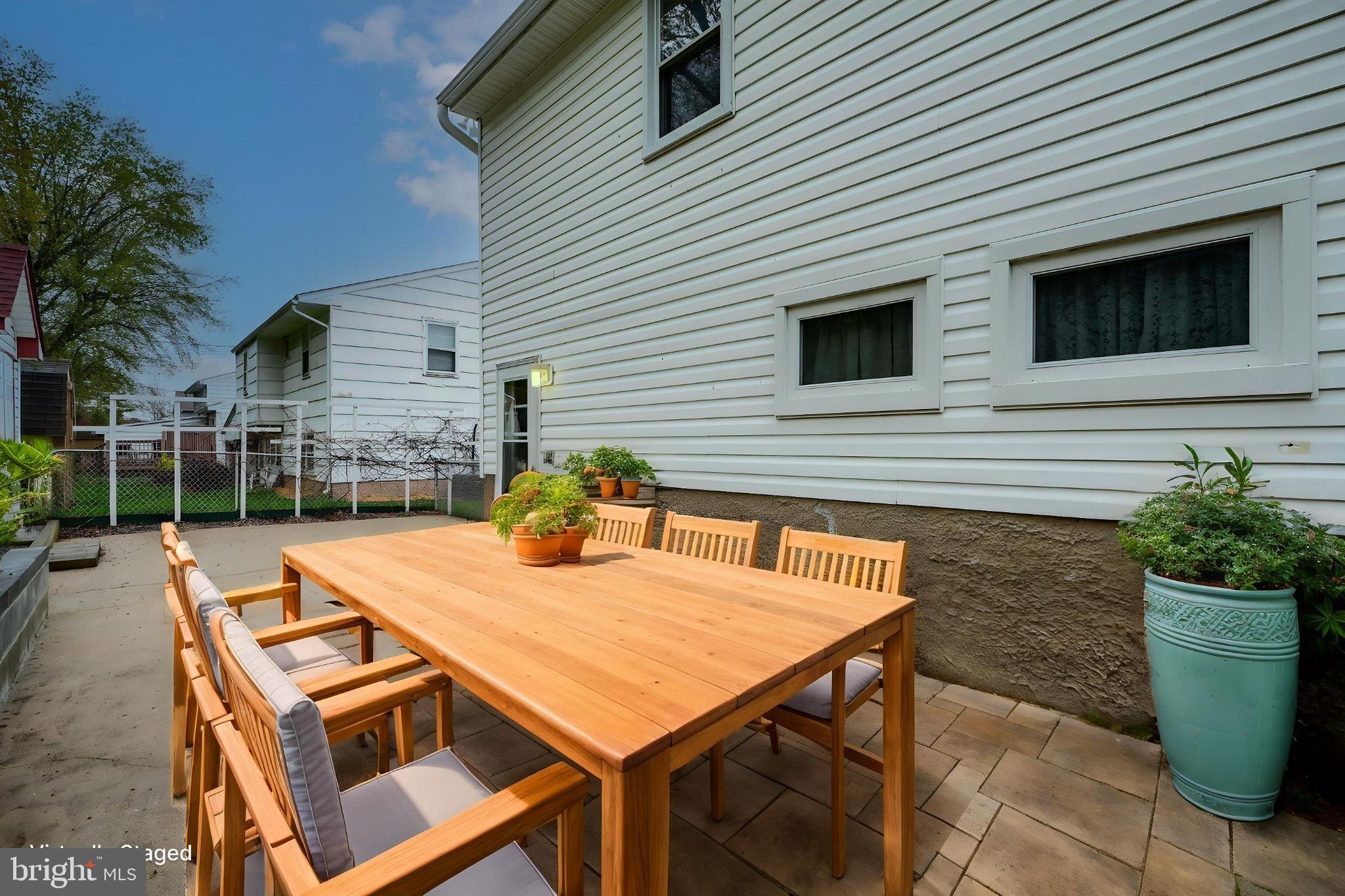 1005 KENILWORTH DRIVE