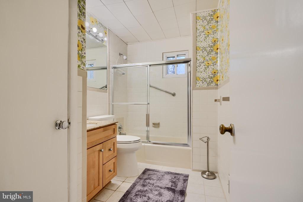 1005 KENILWORTH DRIVE