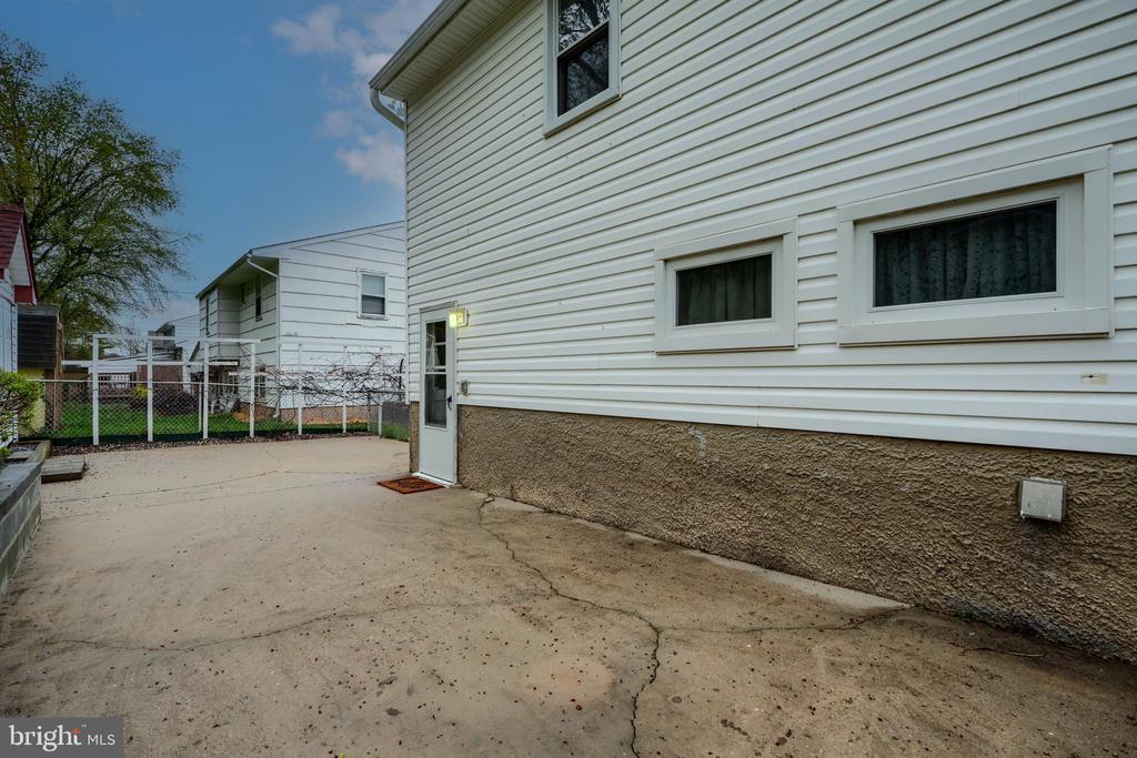 1005 KENILWORTH DRIVE