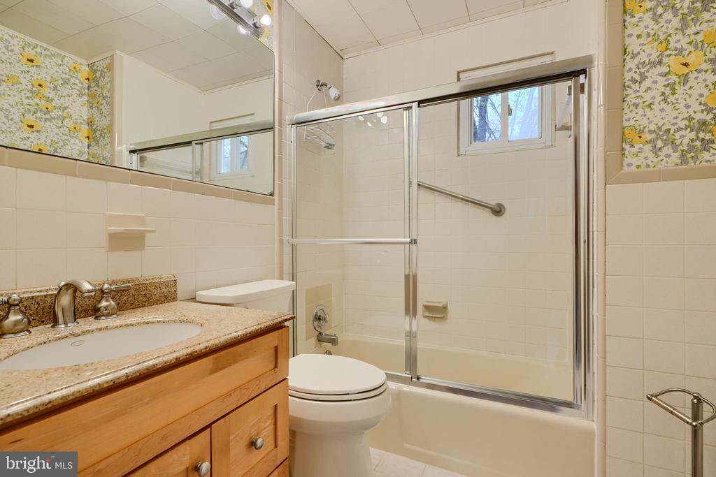 1005 KENILWORTH DRIVE