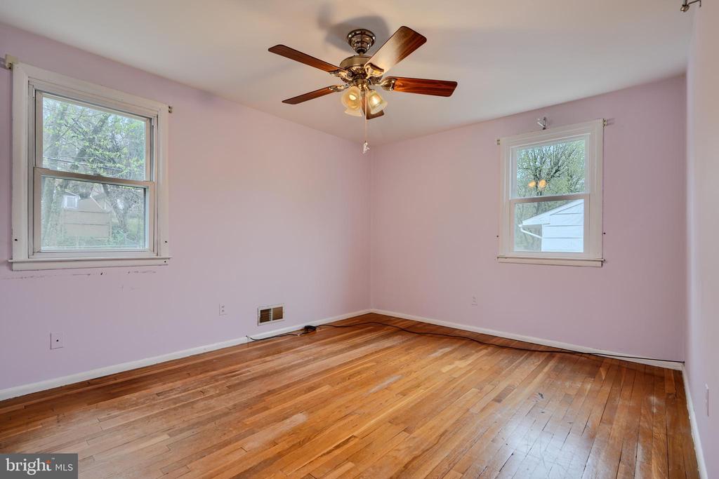 1005 KENILWORTH DRIVE