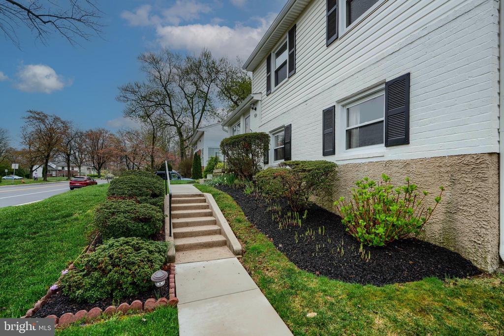 1005 KENILWORTH DRIVE