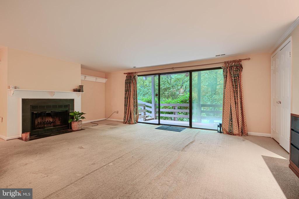 16 HAMPSHIRE WOODS COURT