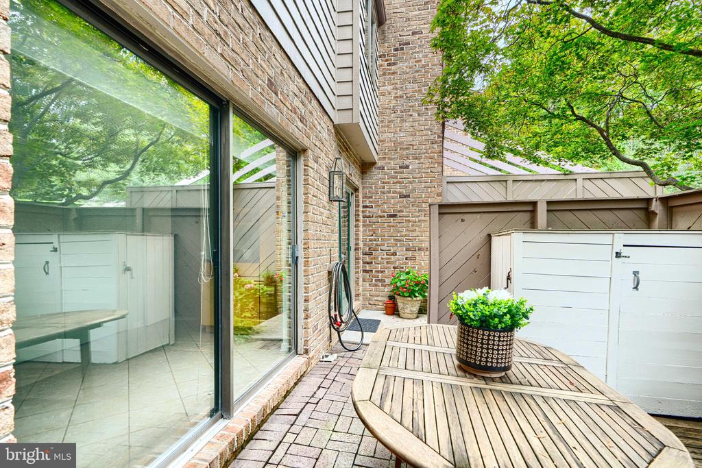 16 HAMPSHIRE WOODS COURT