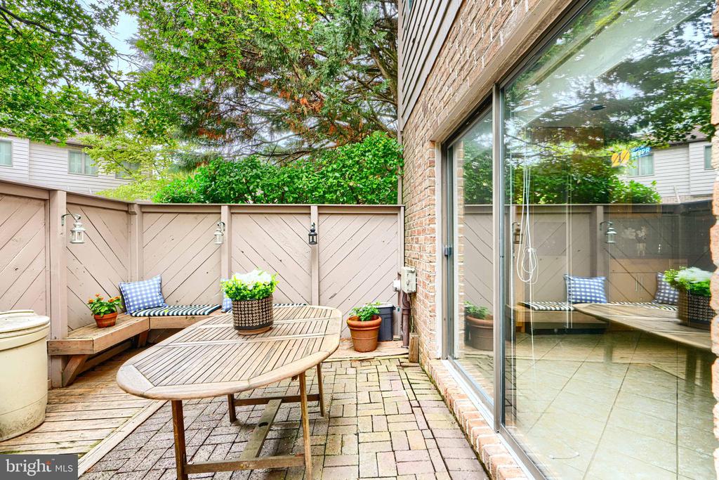 16 HAMPSHIRE WOODS COURT