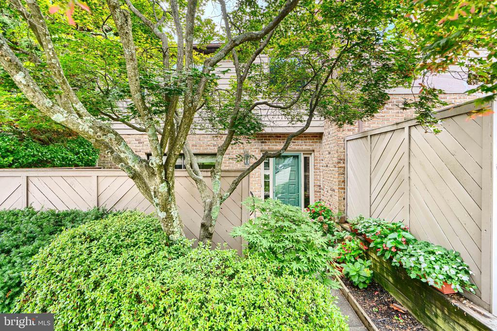 16 HAMPSHIRE WOODS COURT