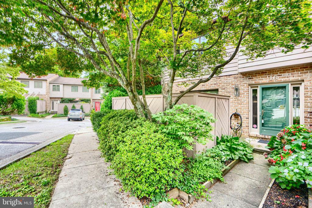 16 HAMPSHIRE WOODS COURT