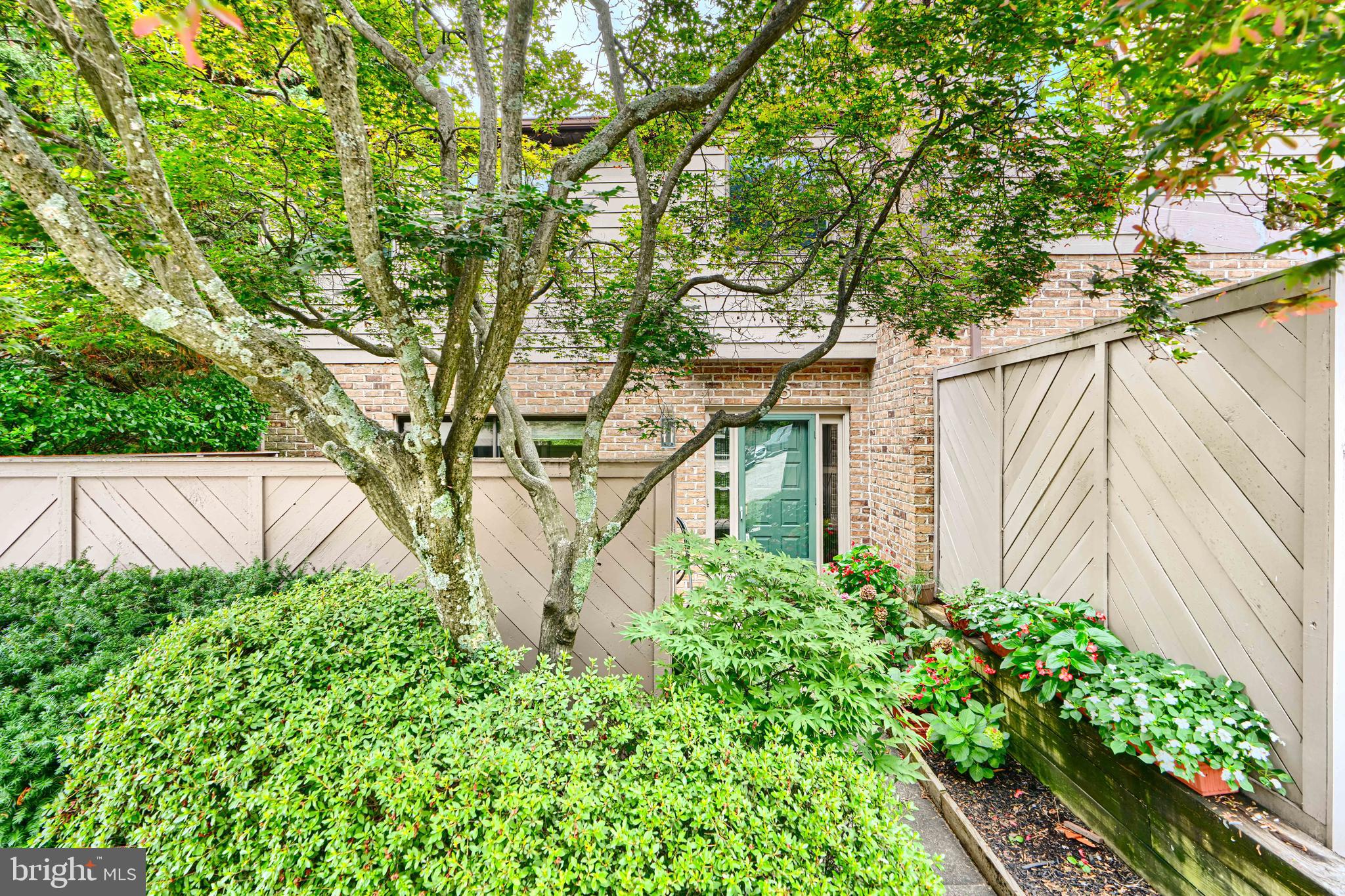 16 HAMPSHIRE WOODS COURT