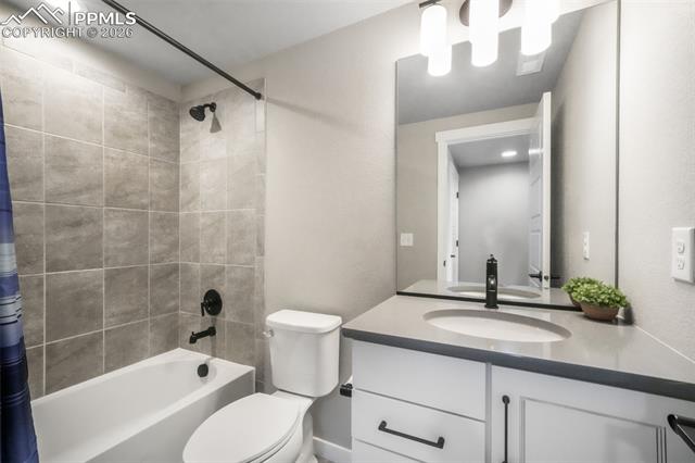 2573 Lakes Edge Drive